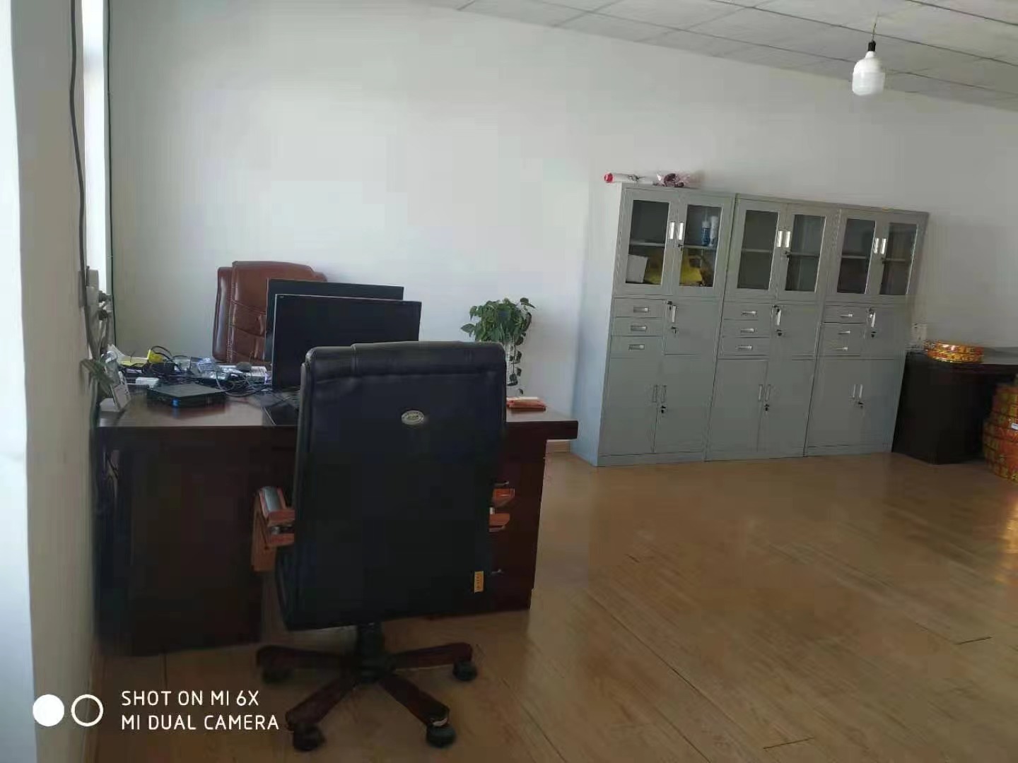 �k����